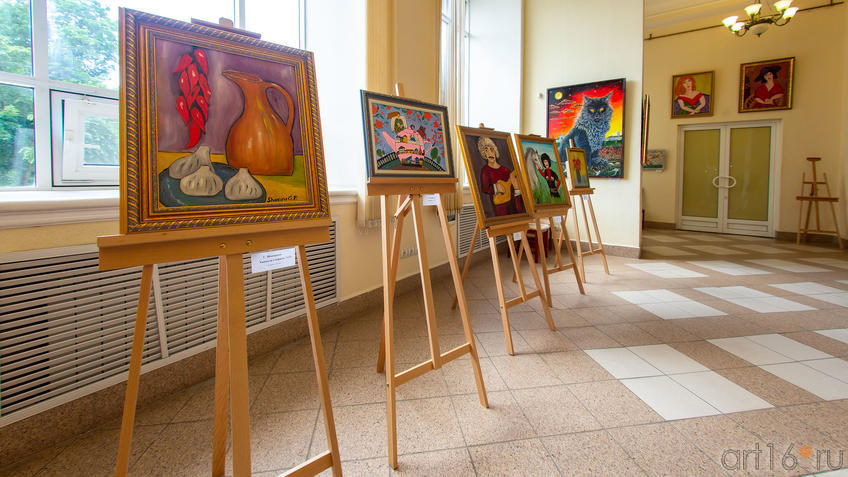 Фото №976272. Фрагмент экспозиции. Хинкали с перцем. 2019. Г.Шагирова (слева)