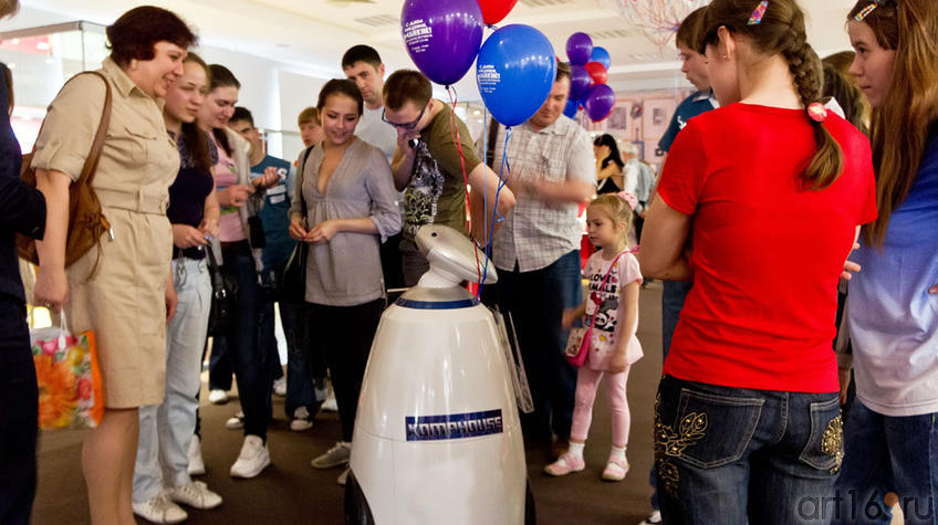 Фото №97944. Интерактивный мобильный робот R.BOT на открытии выставки в Манеже