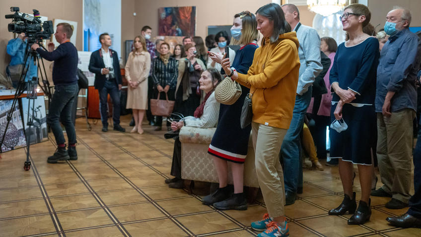 Фото №980969. На открытии «Выставка 6 молодых художников. Взгляд через 50 лет»