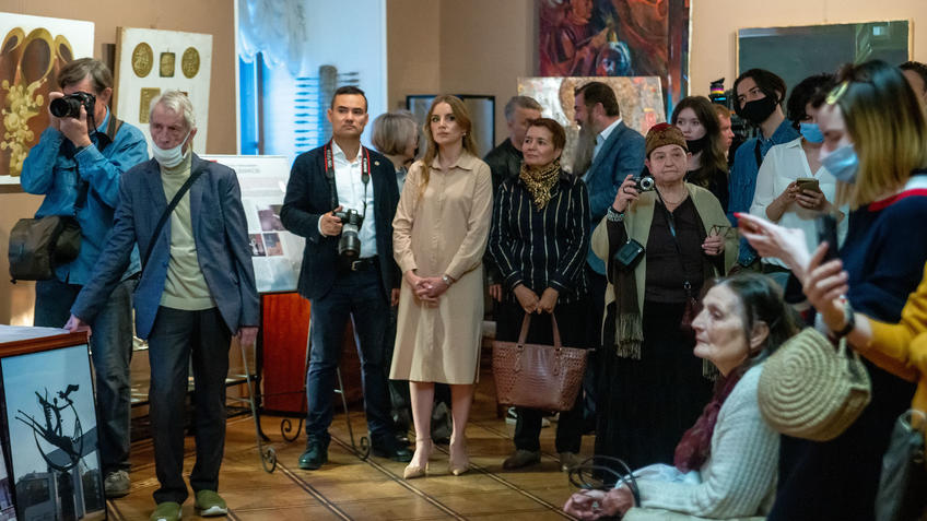 Фото №980984. На открытии «Выставка 6 молодых художников. Взгляд через 50 лет»