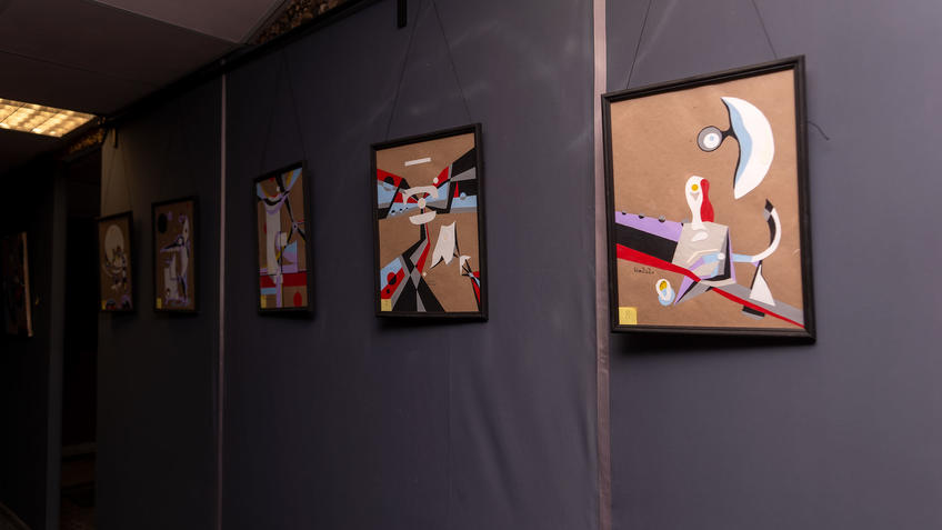 Фото №983091. Фрагмент экспозиции  выставки Владимира Муртазина «Скромное обаяние материализма»