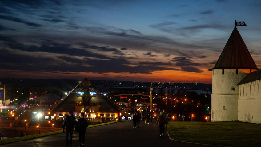 Фото №983101. Юго-западная башня Казанского Кремля, КРЦ «Пирамида»,Казань, закат, октябрь 2020