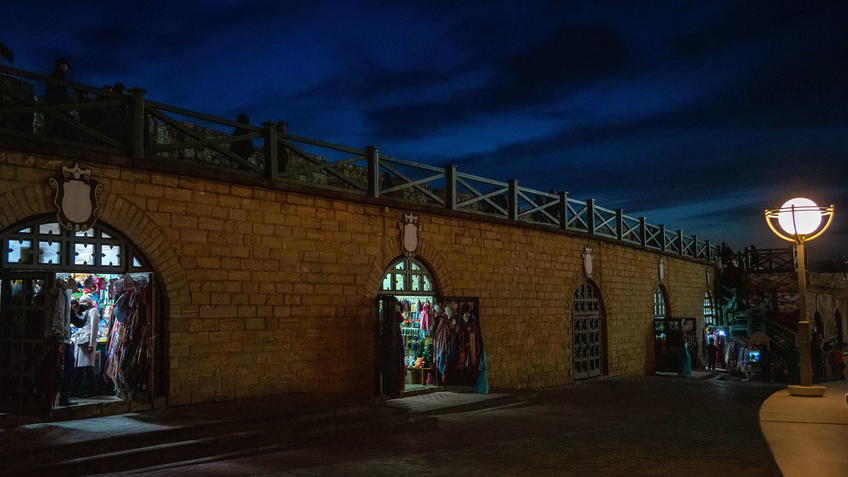 Фото №983156. Западная стена Казанского кремля. Сувениреные лавки. Казань, октябрь 2020, вечер