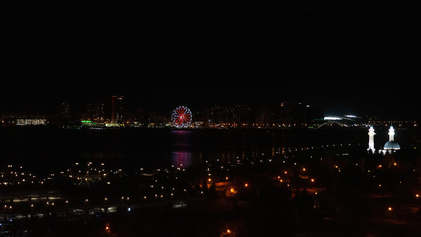 Фото №983216. Вид на Кремлевскую набережную и правый берег Казанки со смотровой площадки Кремля. Казань