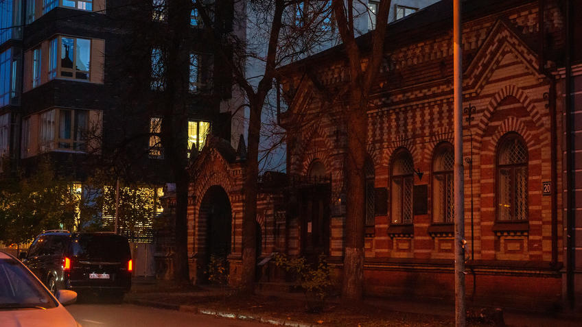 Фото №983905. Щапова, 20, Казань.Казань, октябрь 2020, сумерки. Музей Баки Урманче