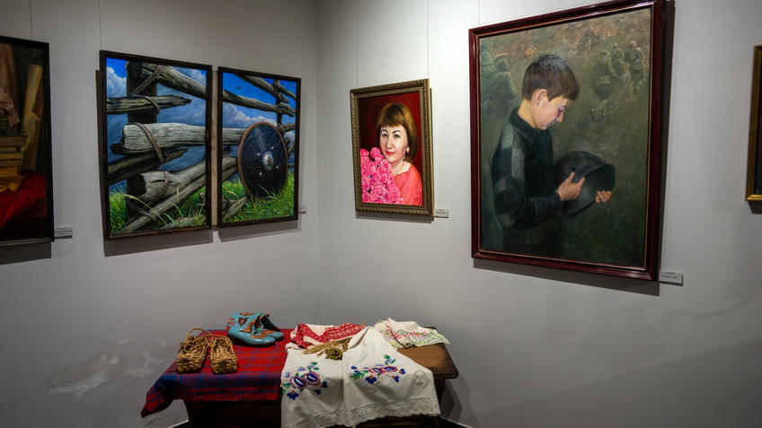 Фото №985449.  Фрагмент экспозиции выставки Т. Ильясова «Родник моей души»