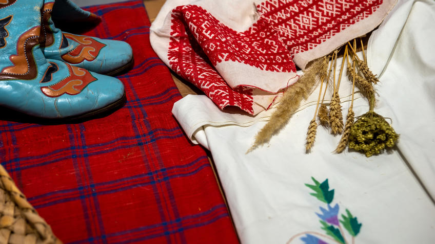 Фото №985549. Фрагмент экспозиции выставки Тахира Ильясова «Родник моей души»