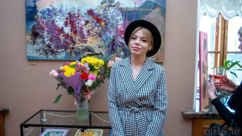 Фото №987942. На выставке Елены Острой в Казанской Ратуше