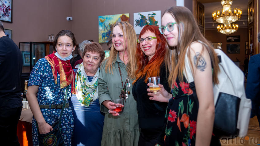 Фото №987972. На выставке Елены Острой (в центре), ГСИ "Окно"