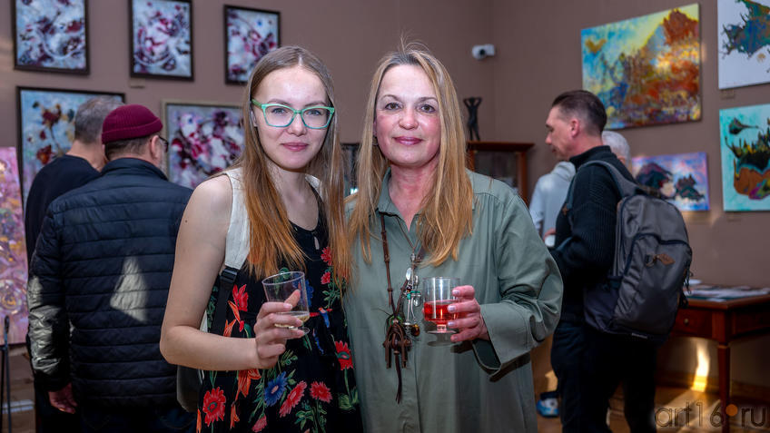 Фото №987982. Елена Острая (справа).  На открытии персональной выставки