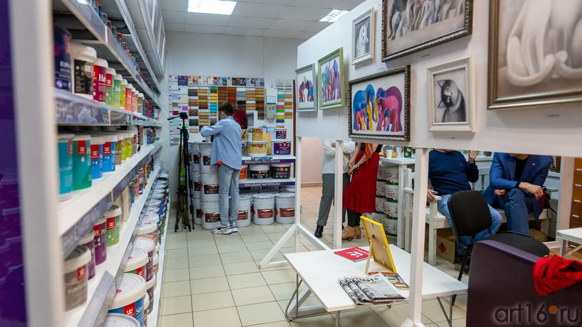 Фото №988460. Фрагмент экспозиции. Выставка Л.Бабаевой в магазине красок