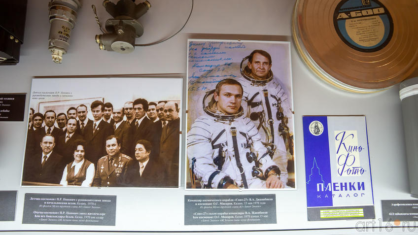 Фото №988733. Летчик-космонавт П.Р.Попович с рук. завода, Казань, 1970 / В.А Джанибеков и О.Г.Макаров, Казань, 15 мая 1978