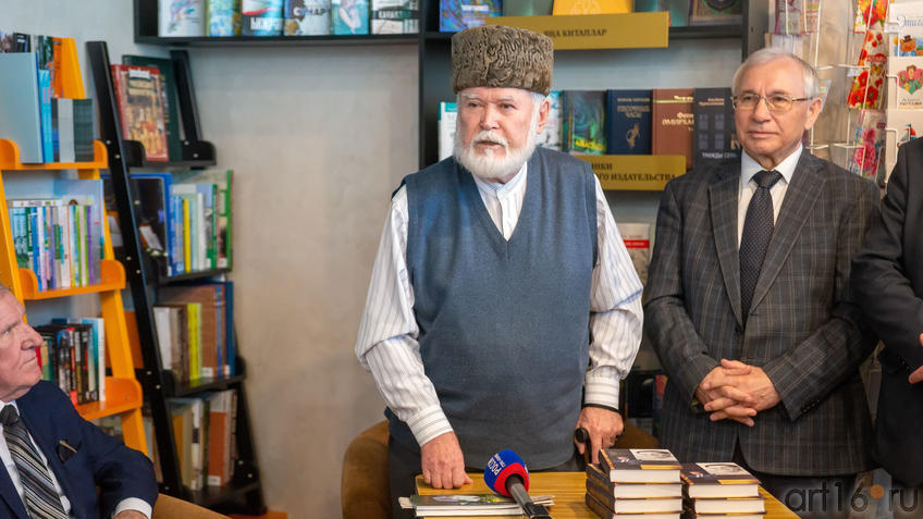 Фото №988875. Рабит Батулла (тат. Роберт Мөхлис улы Батуллин), Рази́ль Исмаги́лович Вале́ев (тат. Разил Исмәгыйль улы Вәлиев)