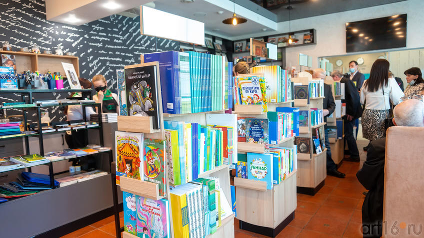 Фото №988930. Книжный магазин, литературное кафе «Татмедиа»