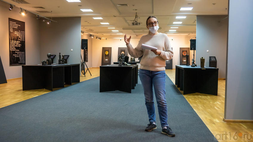 Фото №988962.  В экспозиции выставки «Война и мир Вадима Сидура»