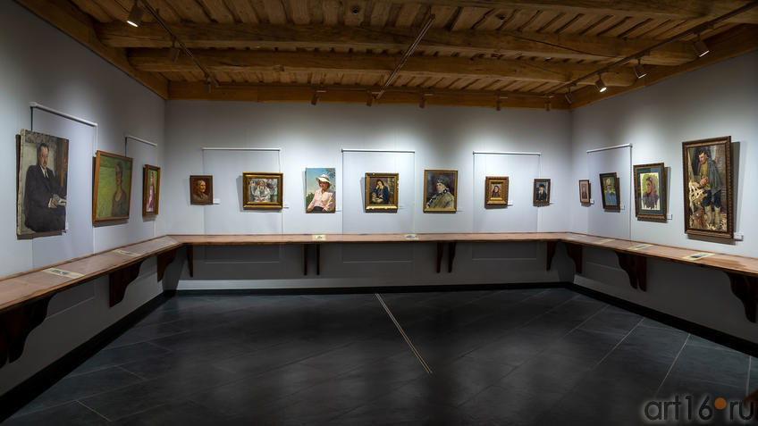 Фото №989332. Фрагмент экспозиции выставки «Портреты мастеров казанской школы»