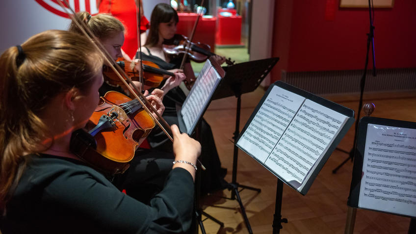 Фото №989976. На открытии выставки «Пять символов счастья»