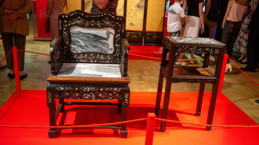 Фото №990026. Кресло с орнаментом в виде веток цветущей сливы.../Столик с орнаментом в виде веток цветущей сливы