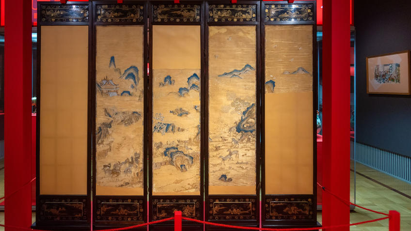 Фото №990046. Пятистворчатая ширма с изображением вышитого пейзажа "сто оленей", с лаковыми панелями с пейзажами