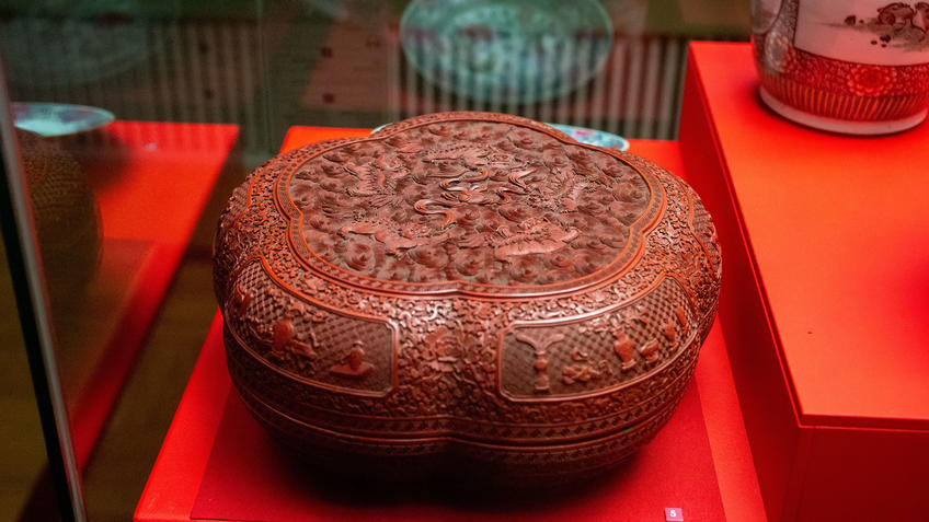 Фото №990076. Коробка пятилопастная, с крышкой, с изображением пяти львов, играющих парчовым шаром