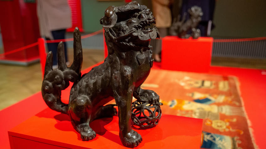 Фото №990096. Фрагмент экспозиции «Пять символов счастья», скульпт. гр. лев с мячом