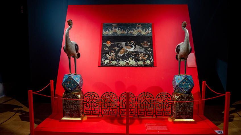 Фото №990121. 2 белых журавля, установленных на каминную решетку