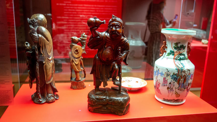 Фото №990131. Ли Тегуай, смотрящий в сосуд в виде двойной тыквы (в центре)