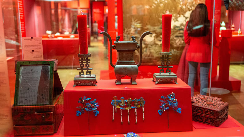 Фото №990156. Парные крашения для волос в виде букета с цветами, плодами и летучьей мышью