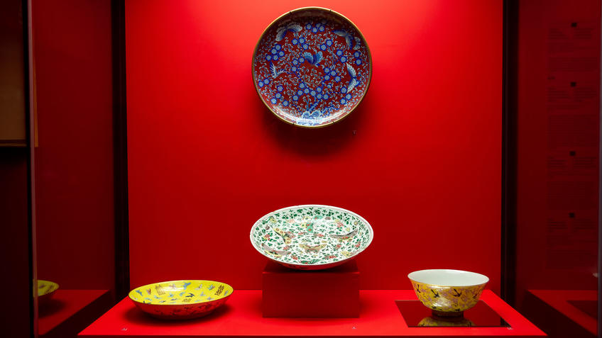 Фото №990161. Блюдо с изображением цв. дерева сливы и бабочек верхнее) / центр.Тарелка с бабочками и иероглифами "двойное счастье"