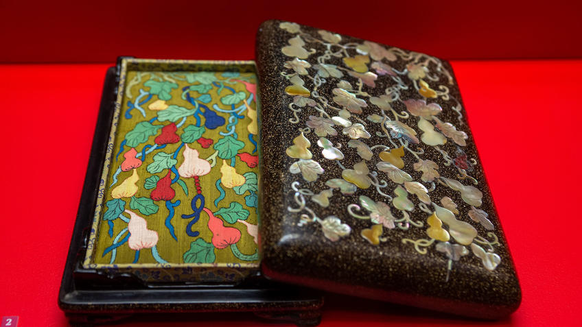 Фото №990171. Шкатулка с крышкой с изображением побега с тыквами-горлянками