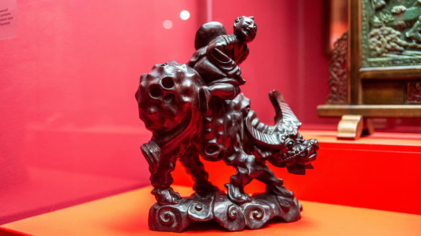 Фото №990186. Мальчик, сидящий на буйволе