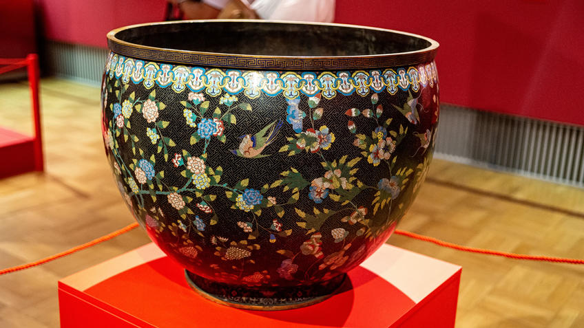 Фото №990196. Большое кашпо с изображением цветов, птиц и бабочек