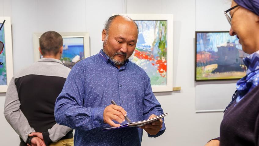 Фото №990891. Бато Дугаржапов на открытии выстакви «Мы вместе». Шарж в подарок