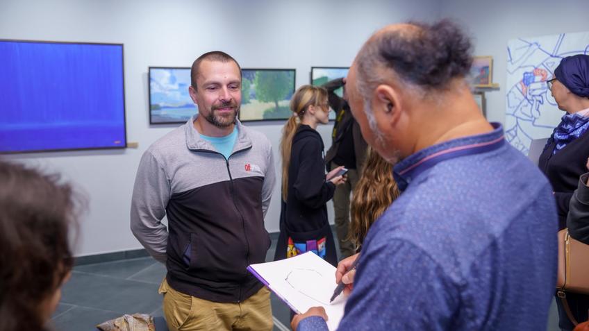 Фото №990916. Бато Дугаржапов на открытии выстакви «Мы вместе». Шарж в подарок