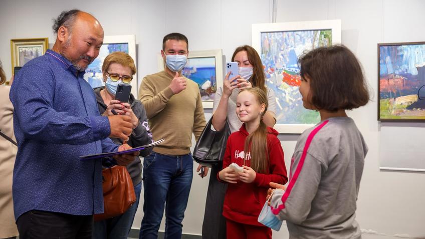 Фото №990926. Бато Дугаржапов на открытии выстакви «Мы вместе». Шарж в подарок