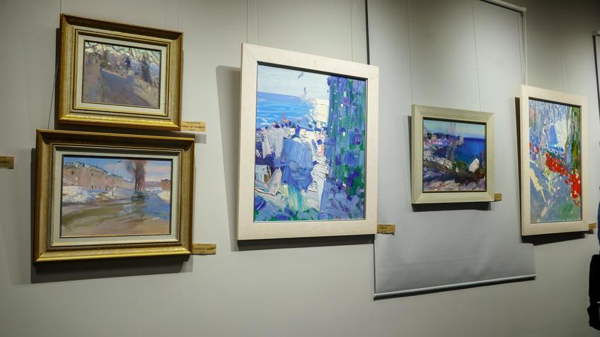 Фото №991056. Фрагмент экспозиции выставки «Мы можем». Бато Дугаржапов