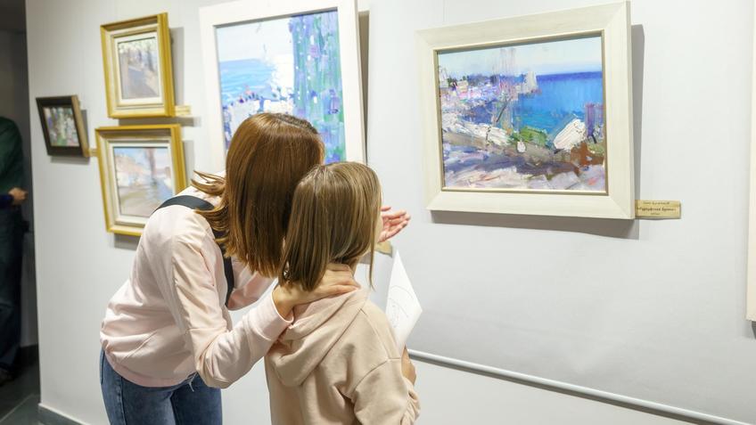 Фото №991146. Возле картины Б.Дугаржапова «Гурзуфская бухта»