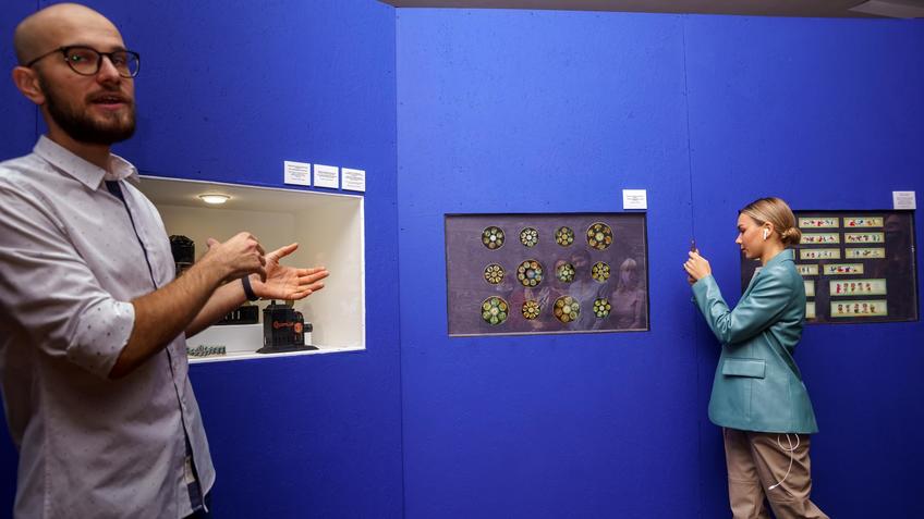 Фото №991801. М.Васильев. Экскурсия по выставке «Пресинема»