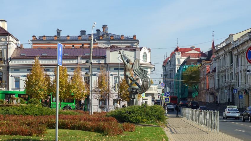 Фото №992447. Скульптура Нириева возле ТАГТОиБ. Прекресток Горького/Пушкина. Казань