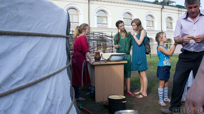 Фото №99555. Тут же, около юрты, можно было попробовать свежие лепешки