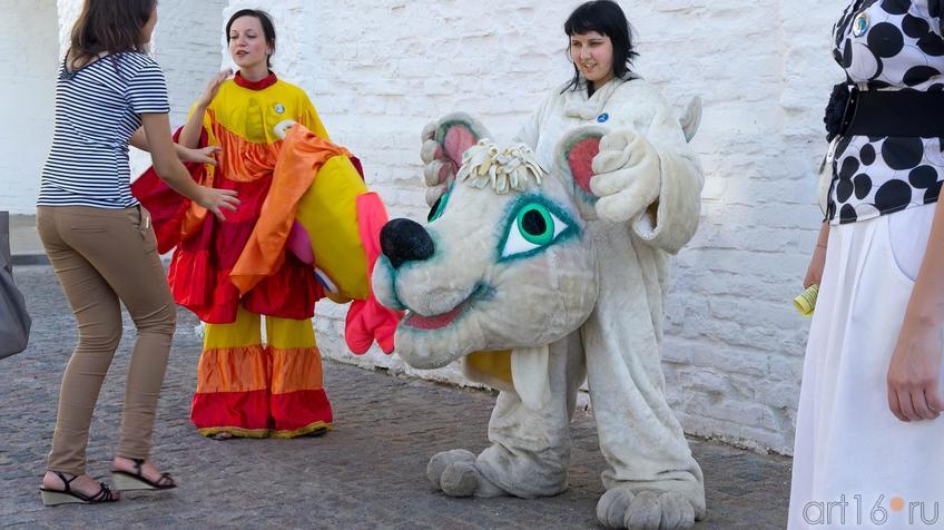 Фото №99690. Сказочные персонажи перед входом в кремль