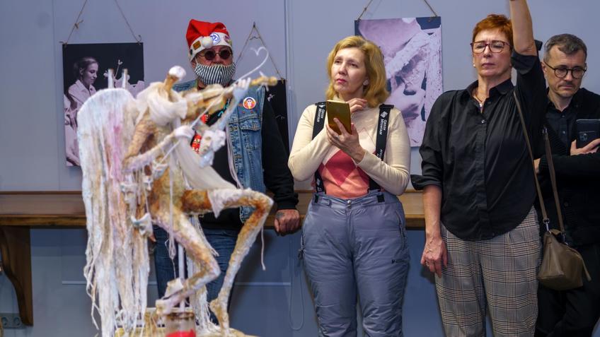 Фото №998235. На выставке творческого дуэта «АняМаня»