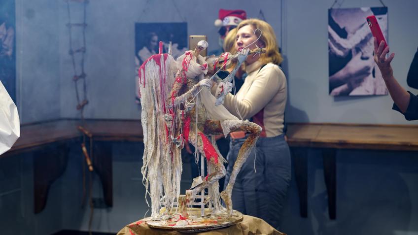 Фото №998245. На выставке «Прерванное соло», творчкский дуэт «АняМаня»