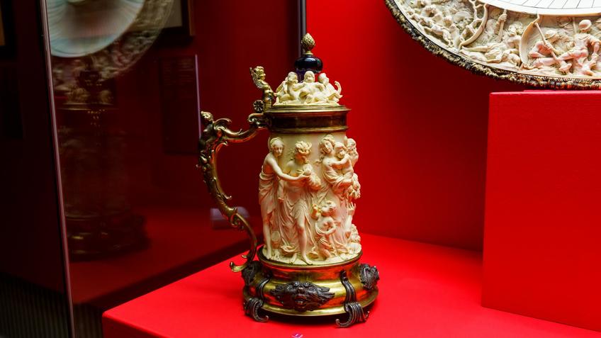 Фото №999743. Кружка с изображением аллегорических фигур. Фландрия. Мастер: Лукас Файдхербе (?)